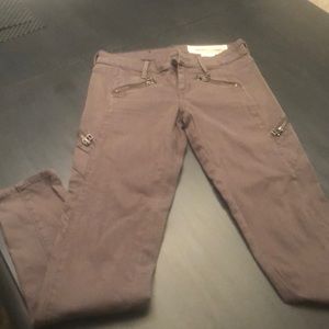 Like new Treasure Bond Skinny jeans with zippers